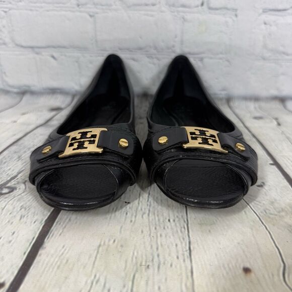 Tory Burch Open Toe Sandals Women Size 7 Embellished Black Gold Logo Flat Preppy - Picture 3 of 16